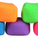 NeeDoh Squeeze Ball Nice Cube Glow (pimedas helendav) 5 cm, väljapanek (12)