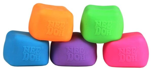 NeeDoh Squeeze Ball Nice Cube Glow (pimedas helendav) 5 cm, väljapanek (12)